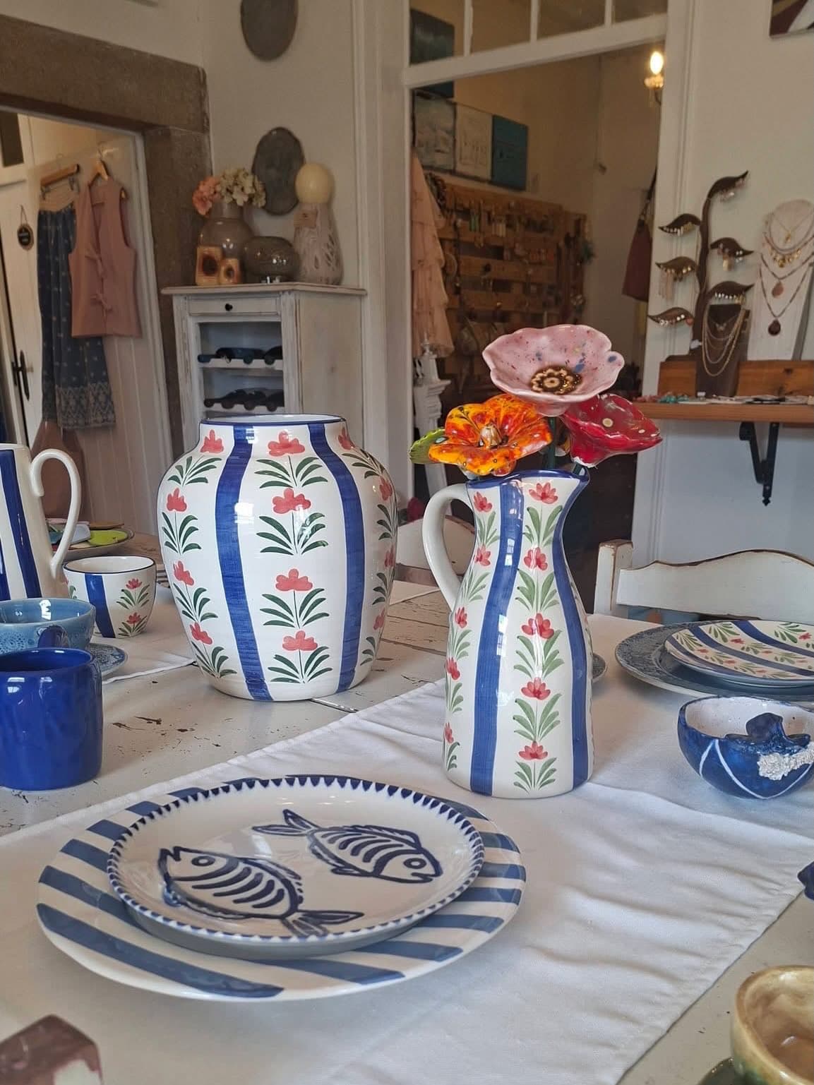 Jarro Floral & Pratos de Cerâmica